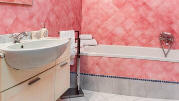 Doccia, asciugacapelli, bidet, asciugamani