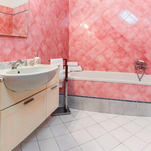 Dusche, Haartrockner, Bidet, Handtücher