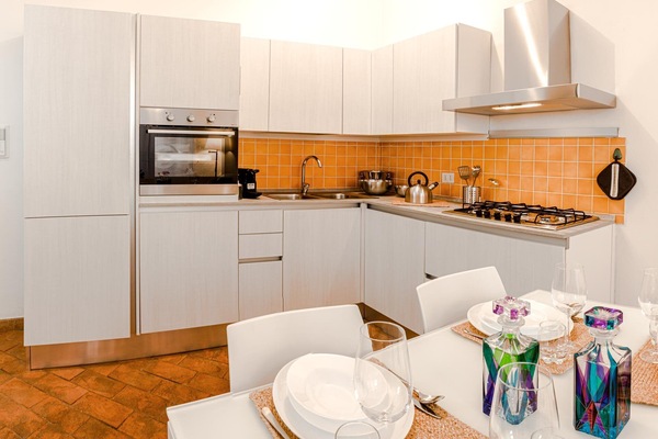 Frigorifero, microonde, forno, piano cottura