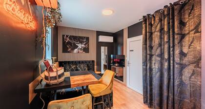 Chic Studio Black & Gold | Business & Romantic Stay | Netflix, - Near Strasbourg