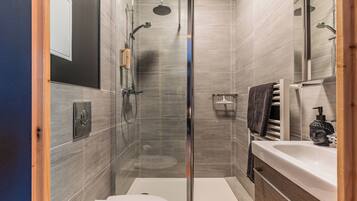 Douche, sĂšche-cheveux, serviettes fournies, savon