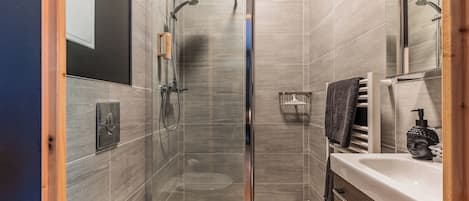 Douche, sèche-cheveux, serviettes fournies, savon