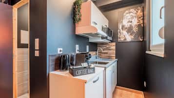 Geladeira, micro-ondas, cooktop, cafeteira/chaleira
