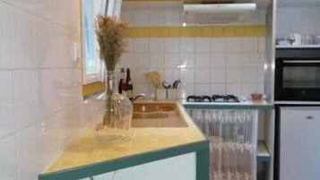 Réfrigérateur, micro-ondes, four, grille-pain