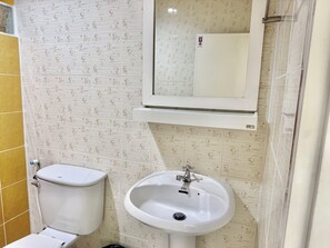 Habitación doble económica | Baño | Regadera, toallas, jabón, papel de baño 