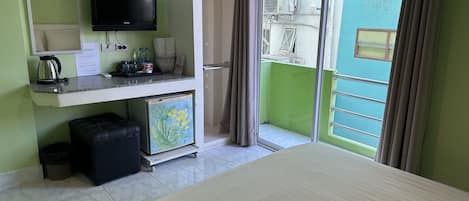 Escritorio, wifi gratis y ropa de cama