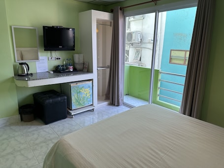 Escritorio, wifi gratis y ropa de cama