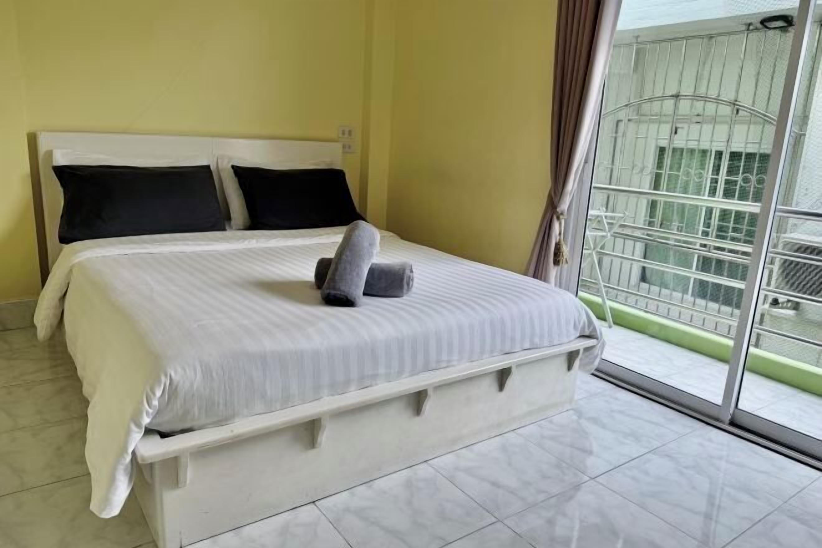 Desk, free WiFi, bed sheets