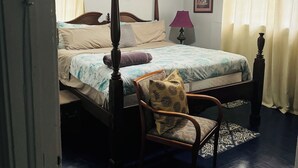 A bedroom with a four-poster bed, a chair, a nightstand, and a ceiling light. - King queen, sweet cozy, and quiet old urban Neighbourhood, charming perfect stay (Birmingham)