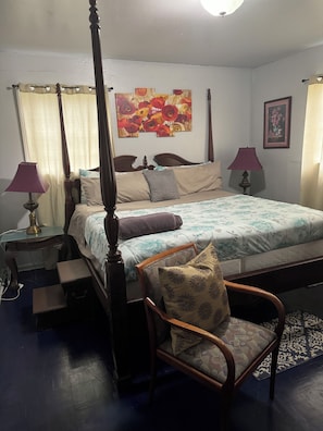 4 bedrooms, iron/ironing board, WiFi, bed sheets