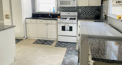 King queen, sweet cozy, and quiet old neighborhood very charming perfect stay