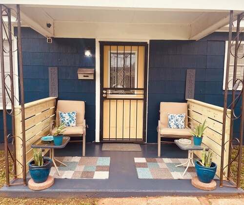 King queen, sweet cozy, and quiet old neighborhood very charming perfect stay