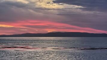 4 bedrooms, bed sheets