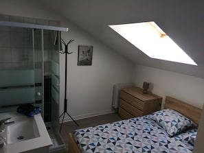 1 chambre, bureau, système d’insonorisation, fer et planche à repasser