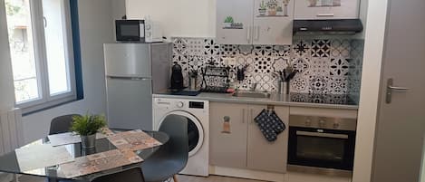 Een koelkast, een magnetron, een oven, een kookplaat