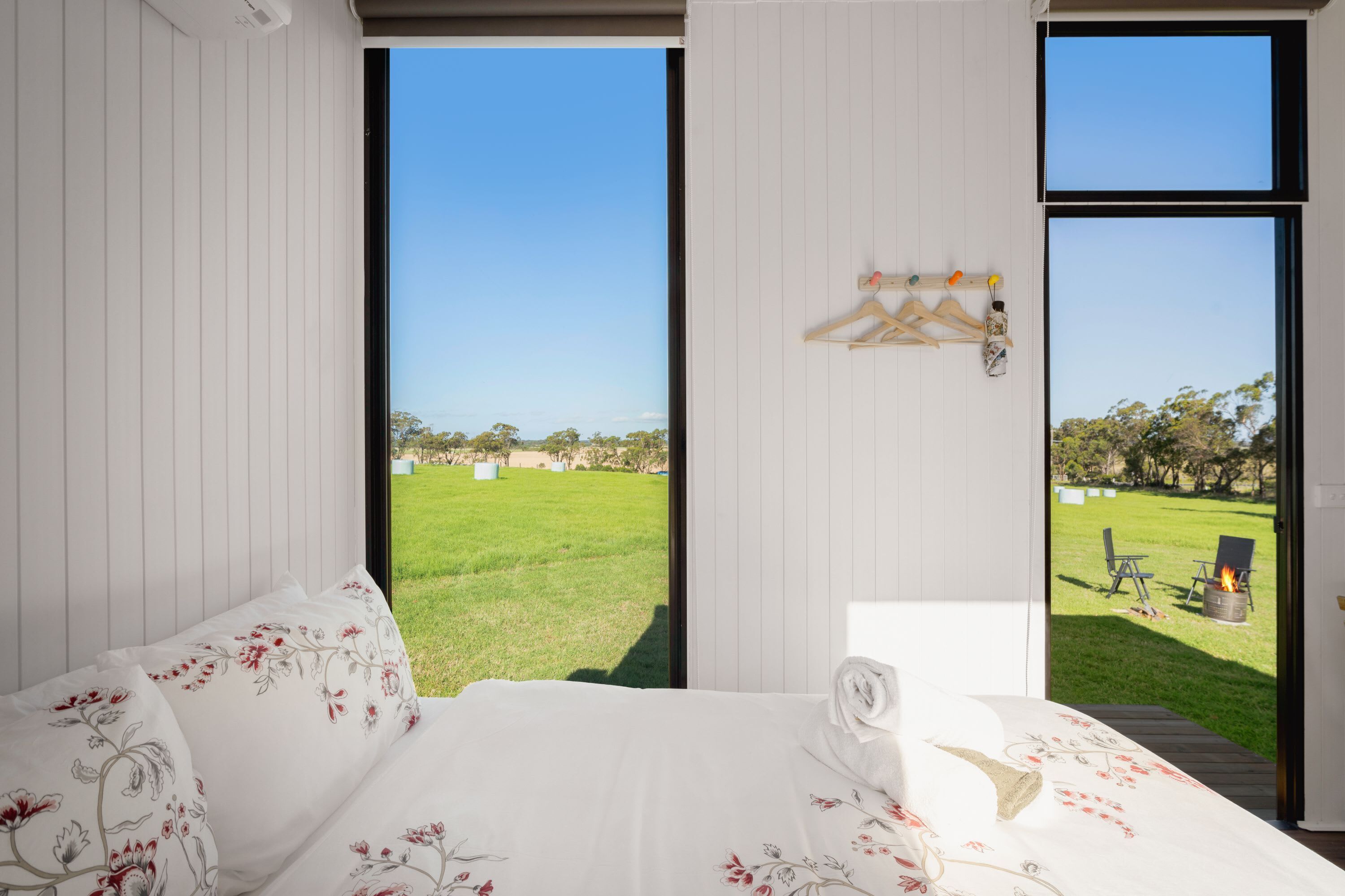 1 bedroom, bed sheets