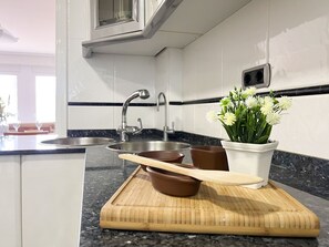 Fridge, microwave, oven, stovetop - Casa cerca BCN,  ideal empresas, 15min FiraBCN, A/C (Sant Boi de Llobregat)