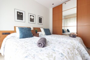 5 habitaciones, tabla de planchar con plancha y cuna de viaje 