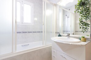 Shower, hair dryer, bidet, towels - Casa cerca BCN,  ideal empresas, 15min FiraBCN, A/C (Sant Boi de Llobregat)