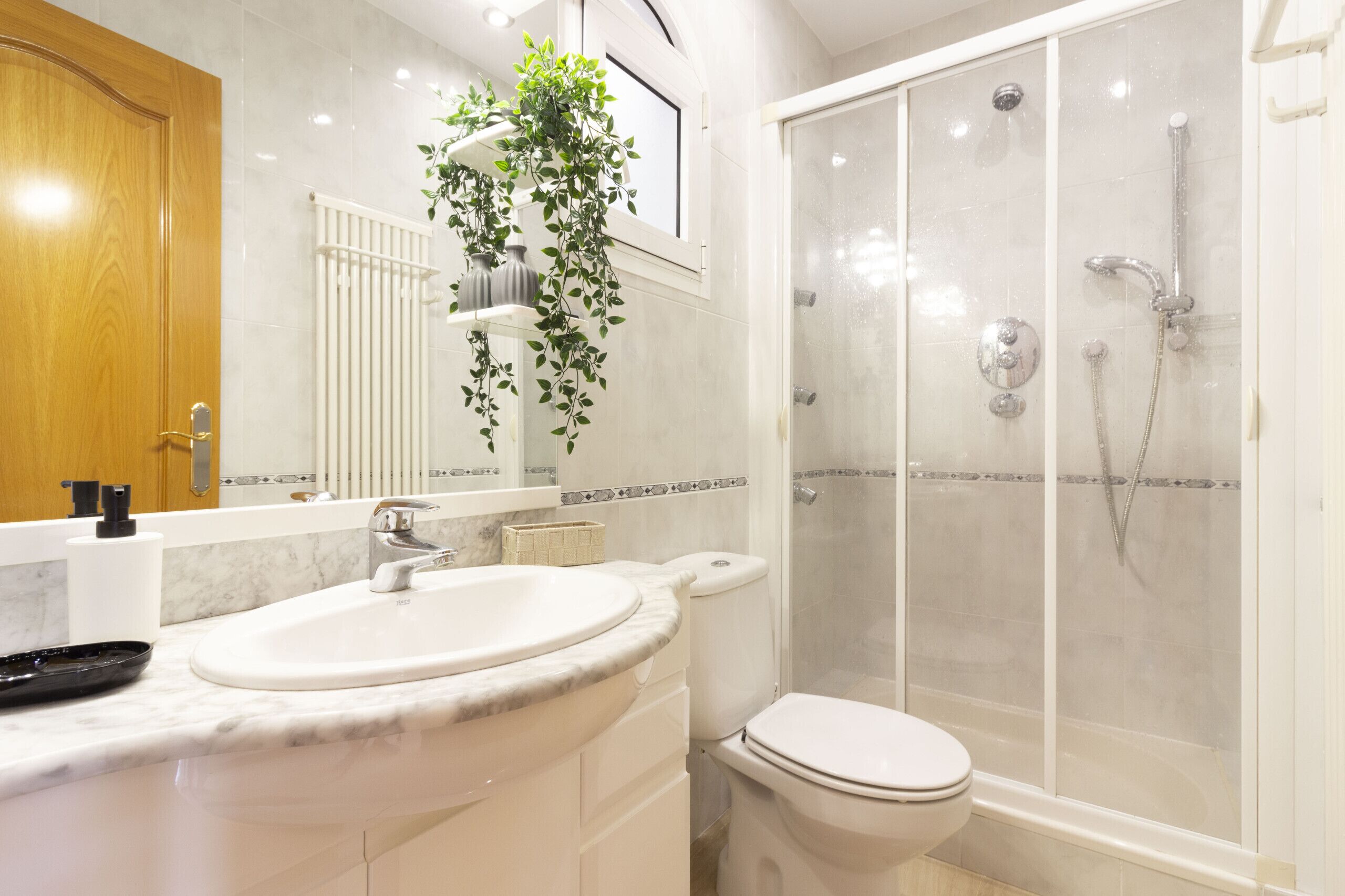 Douche, sèche-cheveux, bidet, serviettes fournies