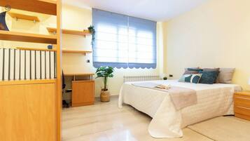 5 slaapkamers, een strijkplank/strijkijzer, reisbedje, gratis wifi