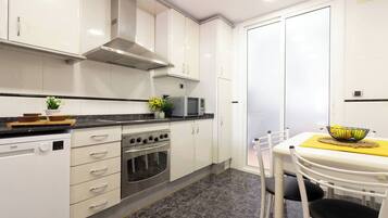 Een koelkast, een microgolfoven, een oven, een kookplaat