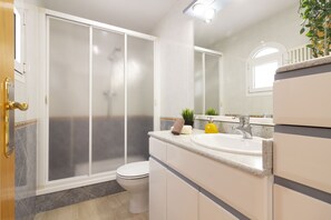Shower, hair dryer, bidet, towels