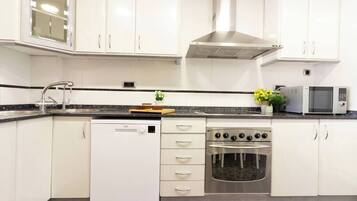 Een koelkast, een magnetron, een oven, een kookplaat