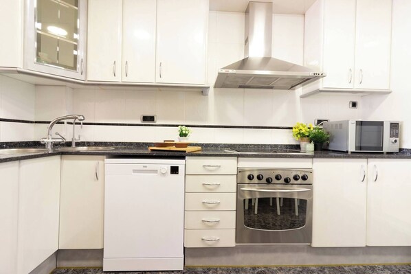 Réfrigérateur, micro-ondes, four, plaque de cuisson