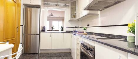 Refrigerador, microondas, horno, placa de cocina