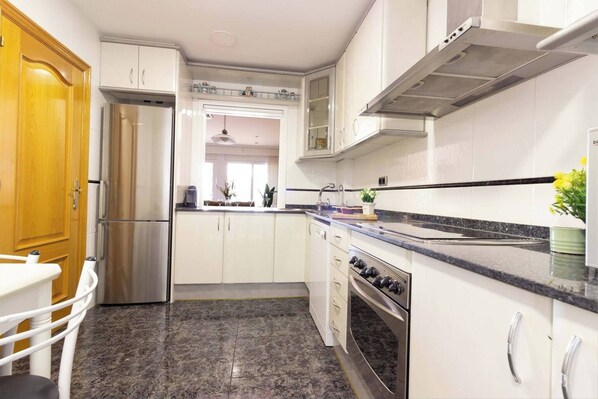 Jääkaappi, mikroaaltouuni, uuni, liesi