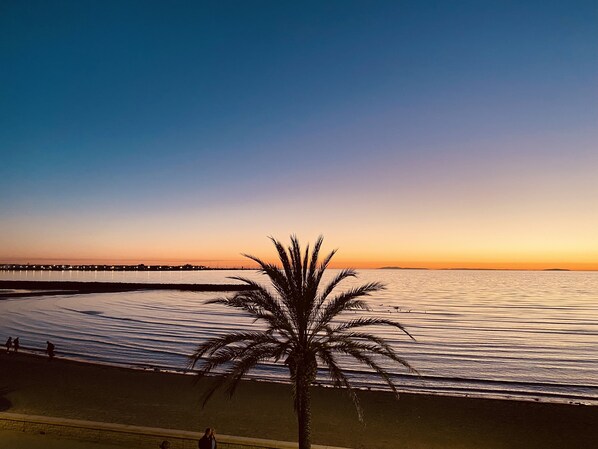 On the beach - Appartement Meuble Centre Ville -grau DU ROI -front DE Mer- Rive Gauche- 4/5pers (Le Grau-du-Roi)