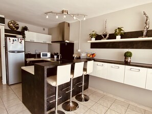 Kühlschrank, Mikrowelle, Ofen, Herdplatte