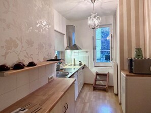 Een koelkast, een magnetron, een kookplaat, een vaatwasser