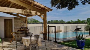 Outdoor dining - Half of Mas de la Roncière (Sorgues)
