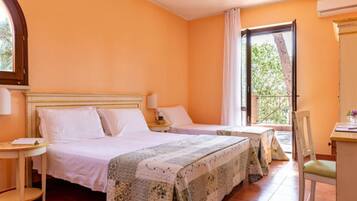 Comfort Triple Room | Desk, bed sheets