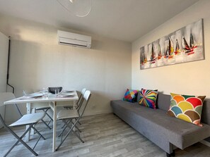 Dining - 2-room apartment with air conditioning, terrace, and parking near beaches (Sète)