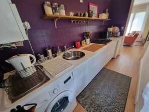 Fridge, oven, stovetop, coffee/tea maker