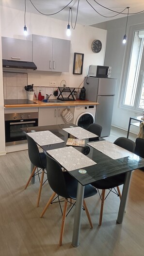 Mikrovågsugn, ugn, vattenkokare och grytor/köksredskap