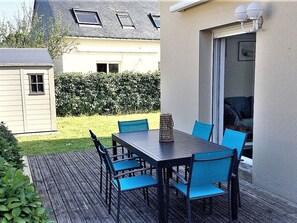 Outdoor dining - Charming House, Sleeps 6, 450m from Beach, Terrace & Garden, Near Shops & Activities (Sarzeau)