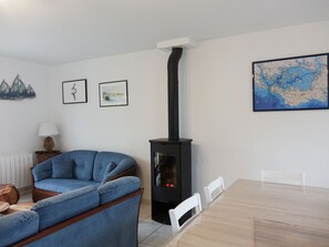 TV - Charming House, Sleeps 6, 450m from Beach, Terrace & Garden, Near Shops & Activities (Sarzeau)