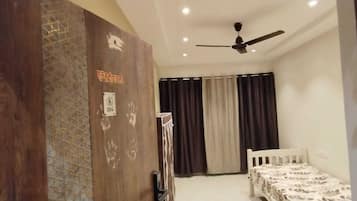 1 habitación, tabla de planchar con plancha, wifi gratis y ropa de cama
