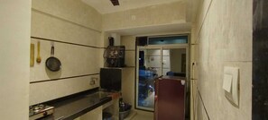 ثلاجة، موقد طهي مسطح، غسالة أ�طباق، غلّاية كهربائية