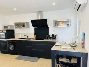 Kühlschrank, Mikrowelle, Ofen, Herdplatte
