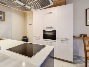 Køleskab, mikrobølgeovn, ovn, kogeplade