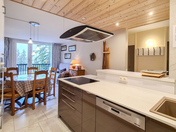 Køleskab, mikrobølgeovn, ovn, kogeplade