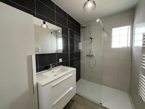 Bathroom - Spacious house 350m from beach, 5 bedrooms, quiet area (Saint-Hilaire-de-Riez)