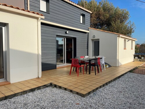 Spacious 5-Bedroom House with Terrace, 350m from Beach, Near Shops, Ideal for Families