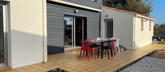 Spacious 5-Bedroom House with Terrace, 350m from Beach, Near Shops, Ideal for Families