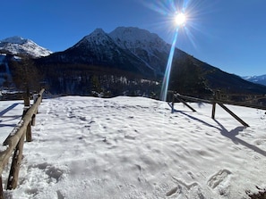 A snowy mountain landscape with a wooden fence and a clear sky. - Renovated studio with terrace, garden, and parking in Montgenèvre - 4 pers. (Montgenèvre)